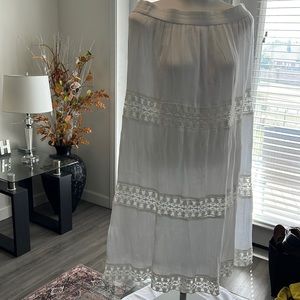 White skirt in excellent condition, size large